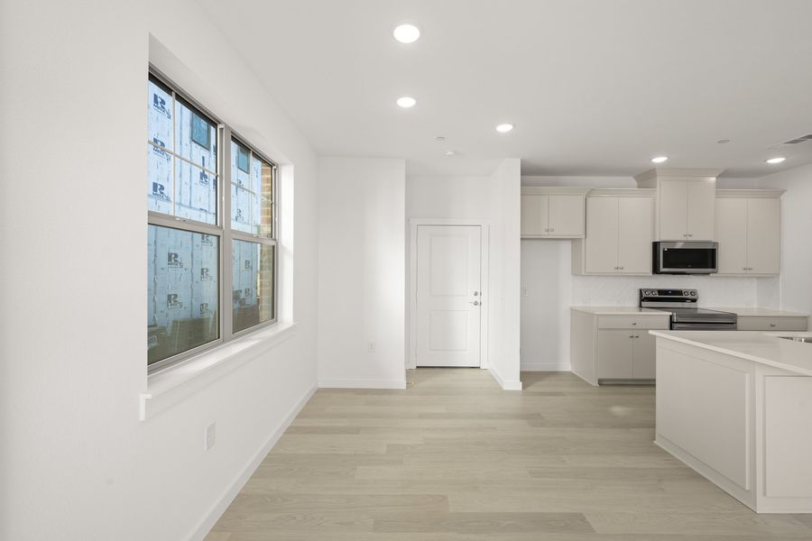 Spacious, unfurnished interior of a new home in Wildridge, Oak Point (Image 16).