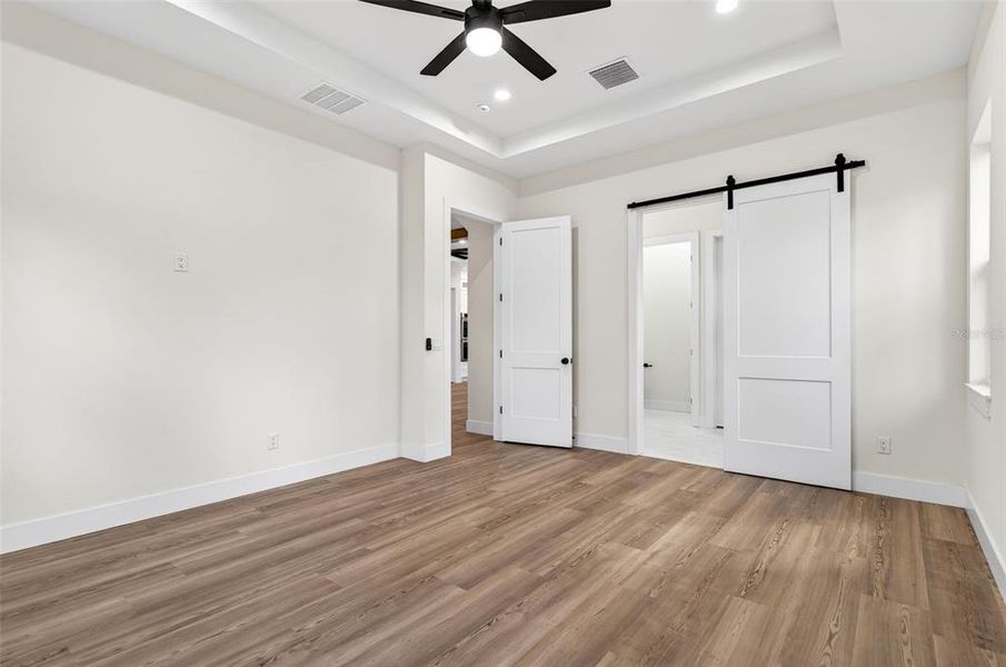 Spacious, unfurnished interior of a new home in , Dade City (Image 24).