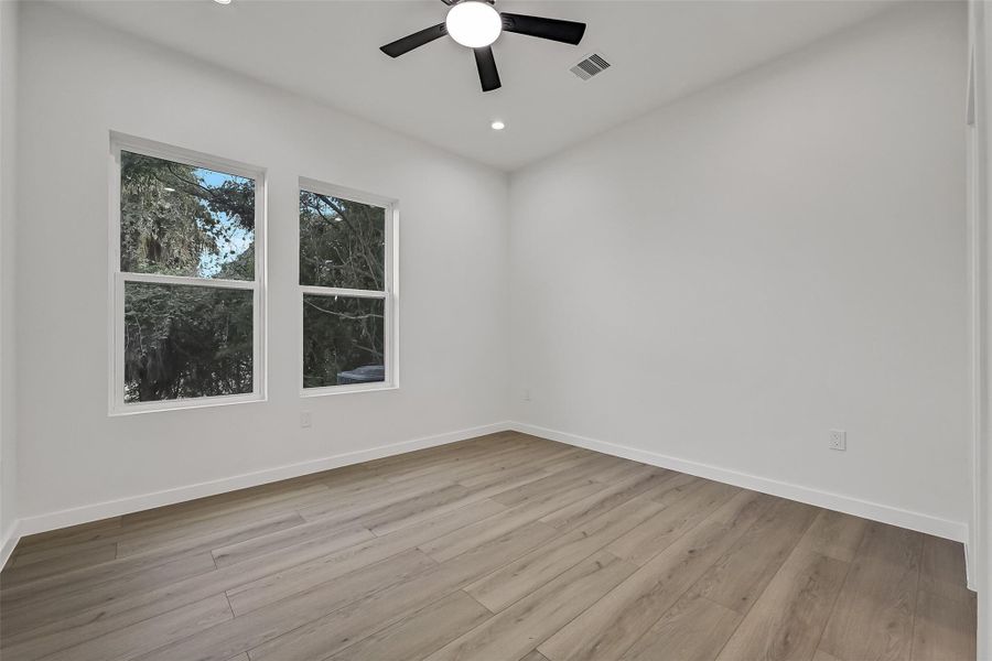 Spacious, unfurnished interior of a new home in , Galveston (Image 16).