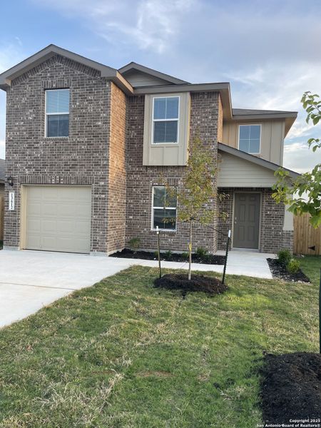 Exterior details and patio area of a home in Whisper Falls, San Antonio (Image 1).