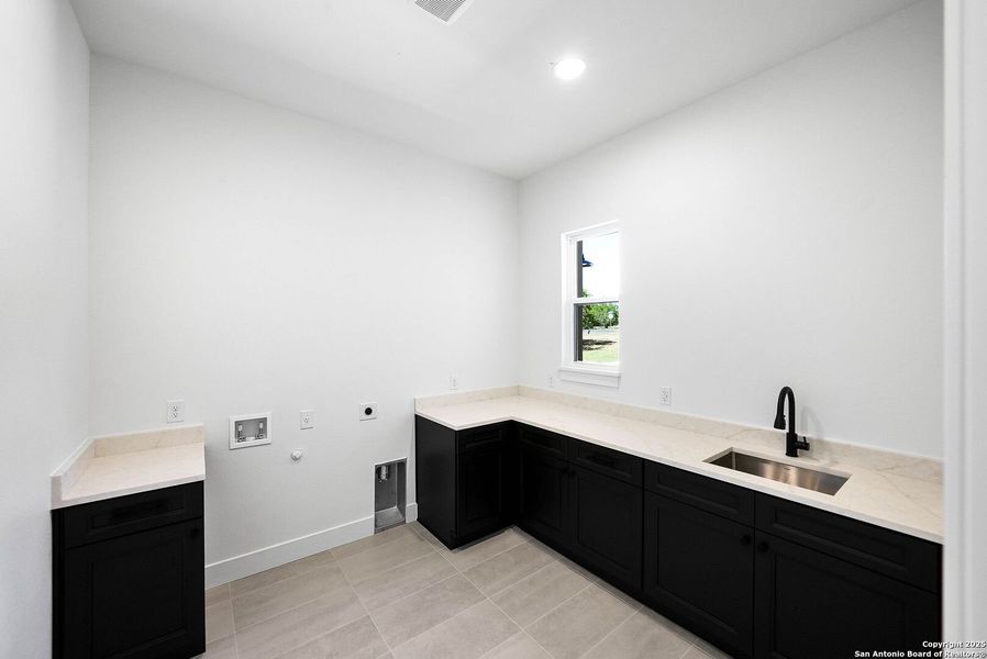 Furnished interior view inside a new home in , Bandera (Image 9).