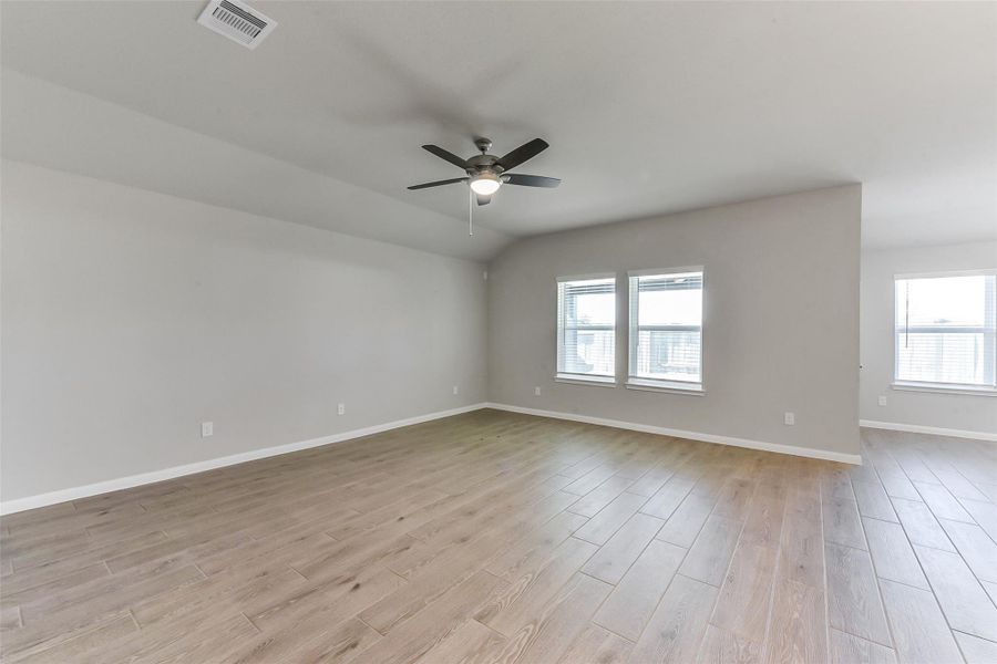 Spacious, unfurnished interior of a new home in Sunrise Cove, Texas City (Image 32).