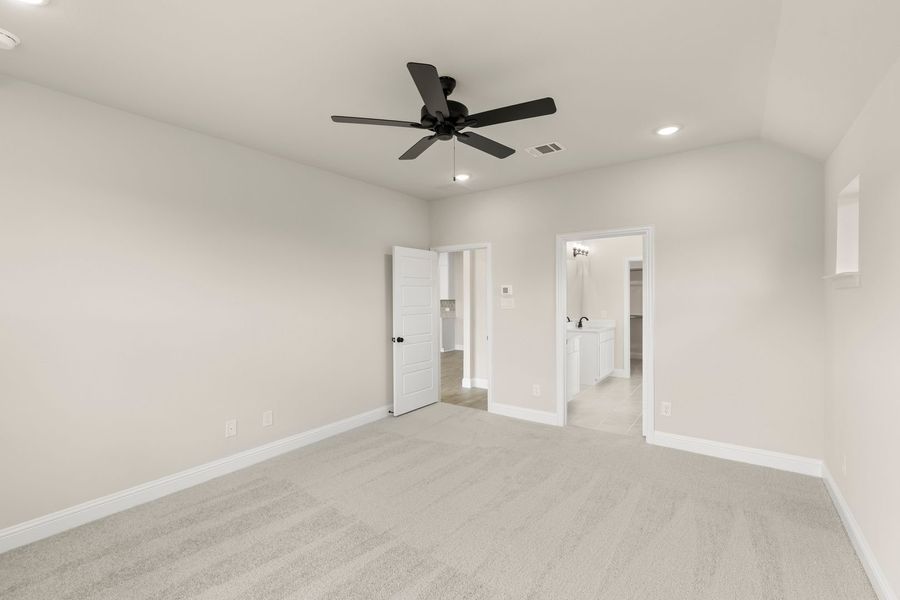 Spacious, unfurnished interior of a new home in Creekside, Royse City (Image 25).