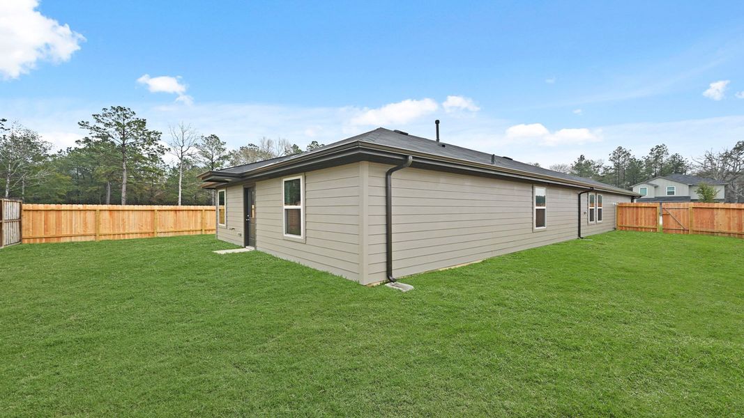 Exterior details and patio area of a home in Silverthorne, Conroe (Image 23).