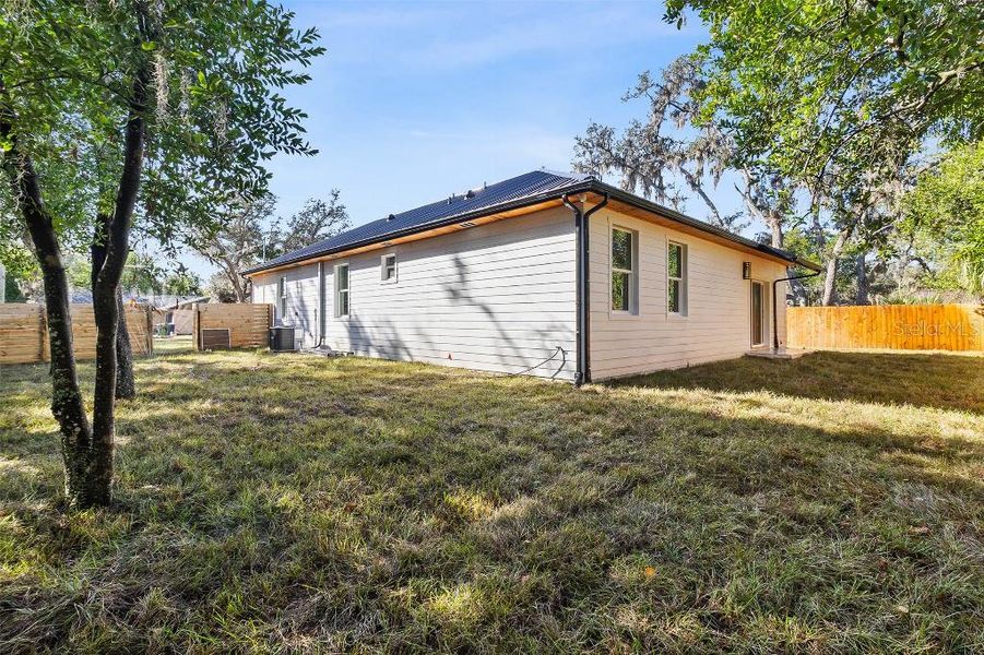 Exterior details and patio area of a home in , Tampa (Image 4).