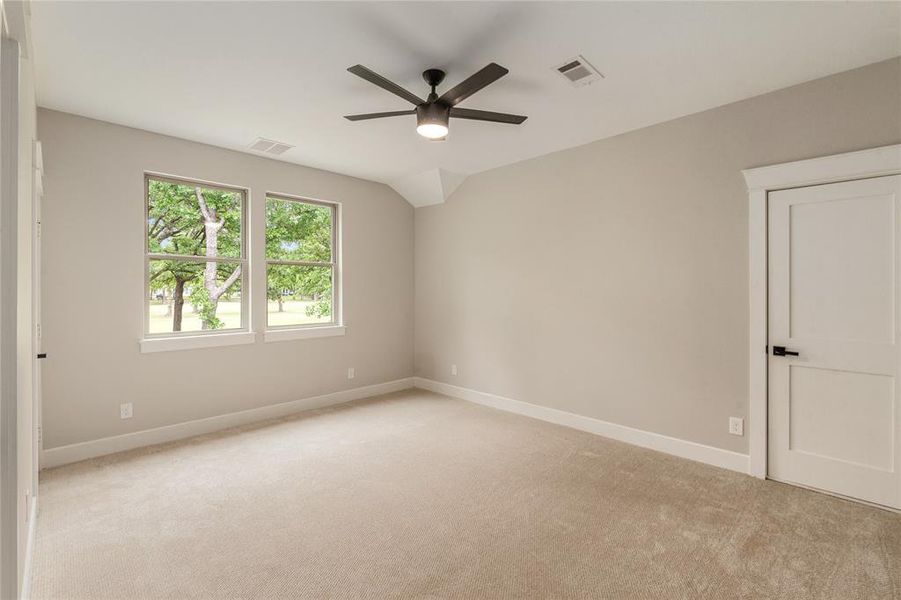 Oversized bedroom with en-suite Oversized bedroom with en-suite