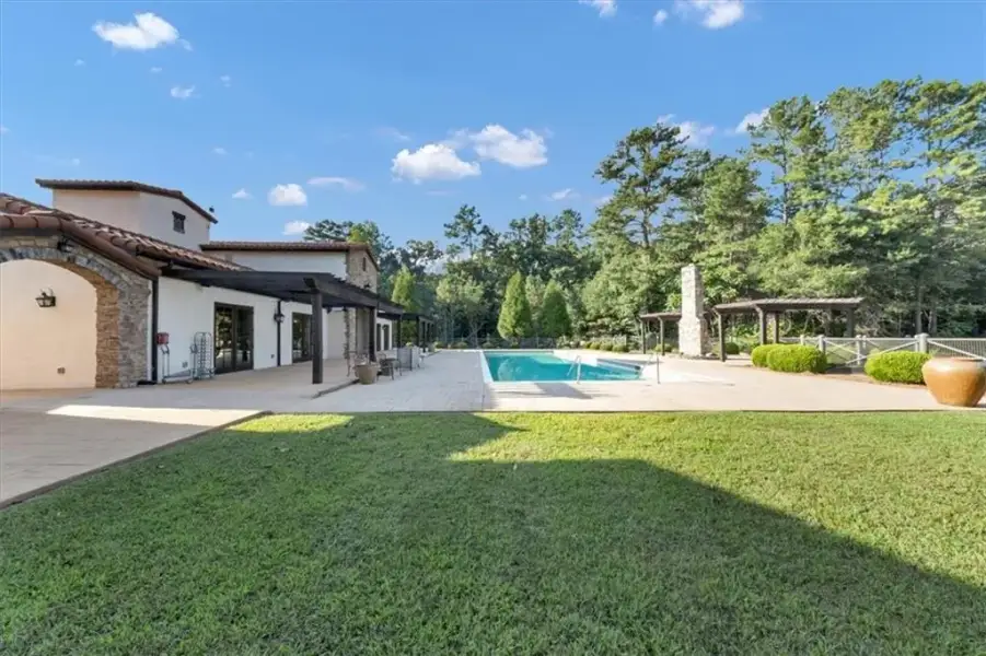 Exterior details and patio area of a home in Tuscany Hills, Douglasville (Image 4).