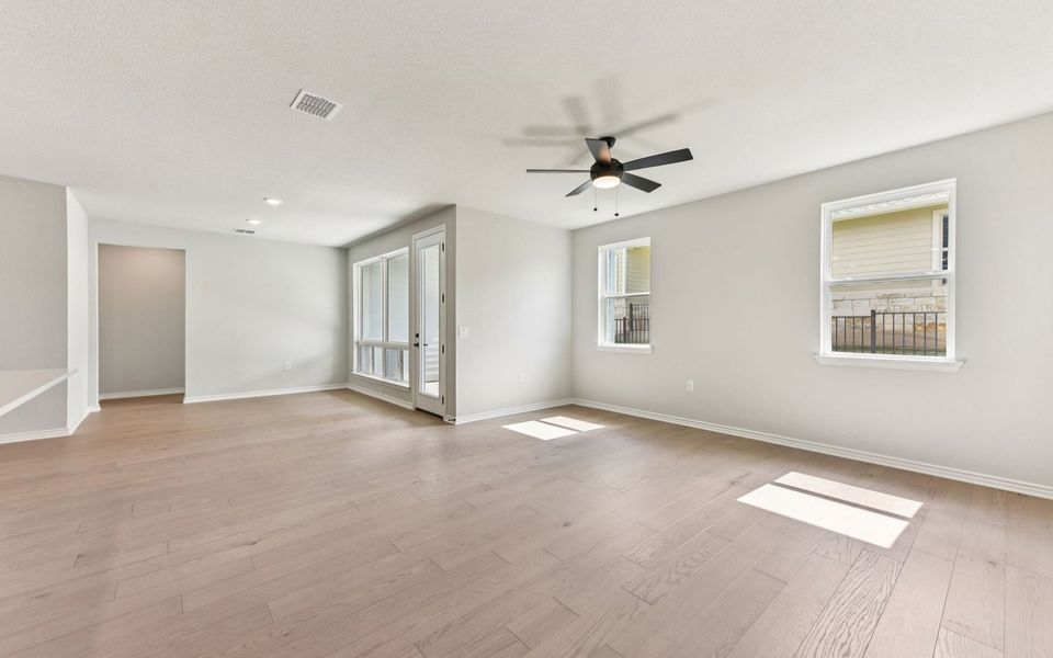Spacious, unfurnished interior of a new home in Kissing Tree, San Marcos (Image 7).