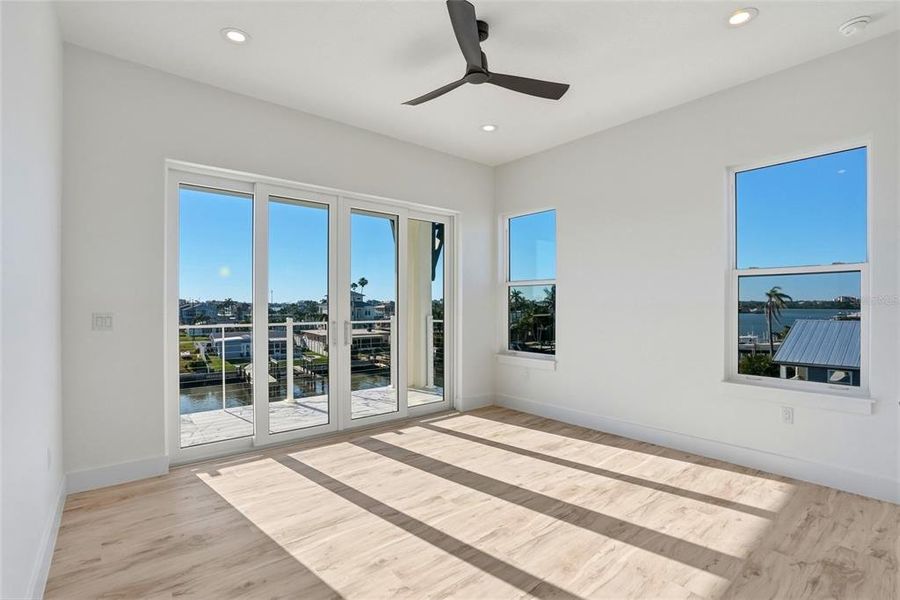 Spacious, unfurnished interior of a new home in , Madeira Beach (Image 27).