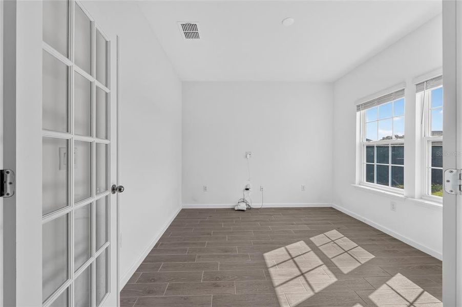 Spacious, unfurnished interior of a new home in Heath Preserve, Ocala (Image 19).