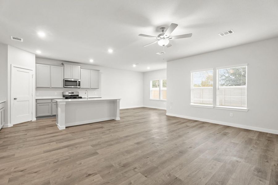 Spacious, unfurnished interior of a new home in Trails at Woodhaven, La Marque (Image 17).