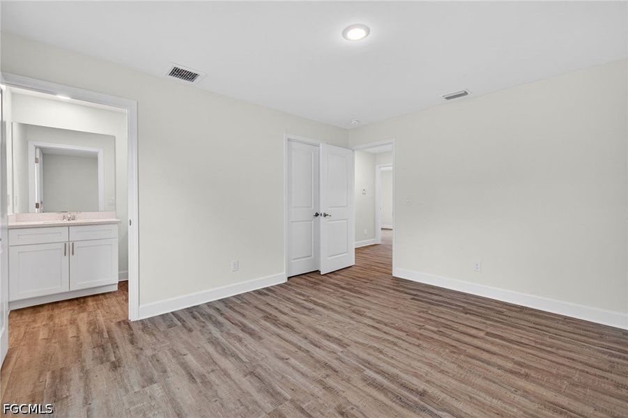 Spacious, unfurnished interior of a new home in Cape Coral, Cape Coral (Image 20).