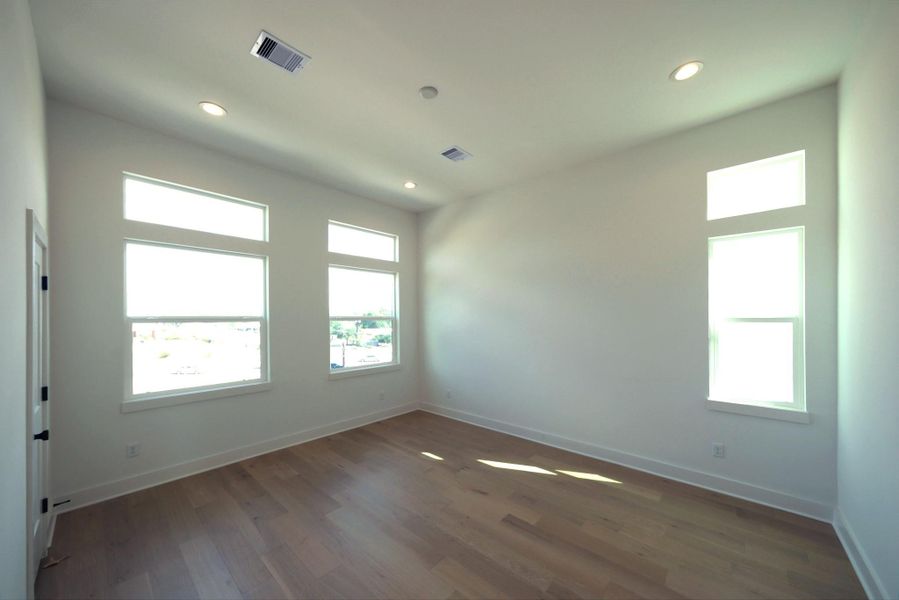 Spacious, unfurnished interior of a new home in Yale Terrace, Houston (Image 18).