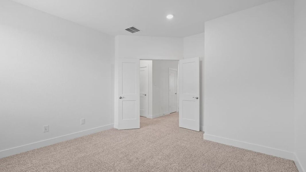Spacious, unfurnished interior of a new home in Lakes of Cane Island, Katy (Image 27).