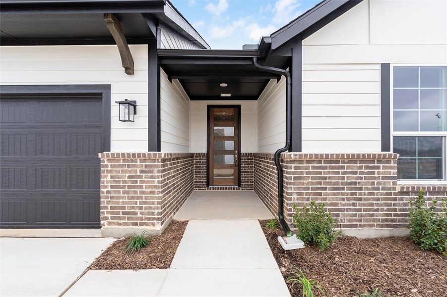 Exterior details and patio area of a home in Covenant Park, Springtown (Image 3).