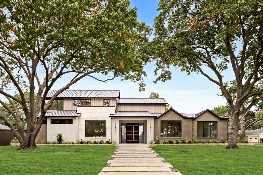 Front exterior of a new home in , Dallas, TX, highlighting curb appeal (Image 1). Front exterior of a new home in , Dallas, TX, highlighting curb appeal (Image 1).