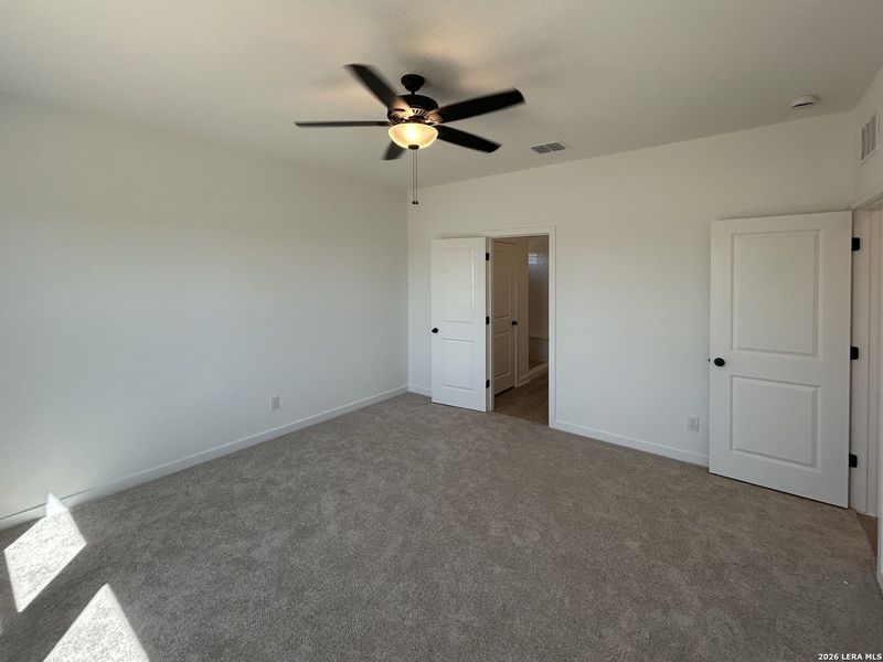 Spacious, unfurnished interior of a new home in Hennersby Hollow, San Antonio (Image 20).