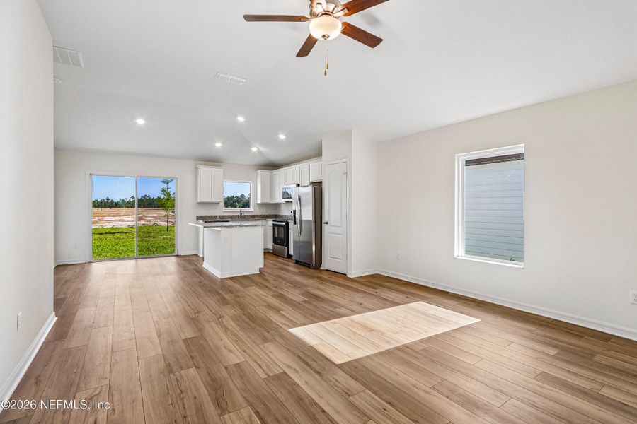 Spacious, unfurnished interior of a new home in , Jacksonville (Image 12).