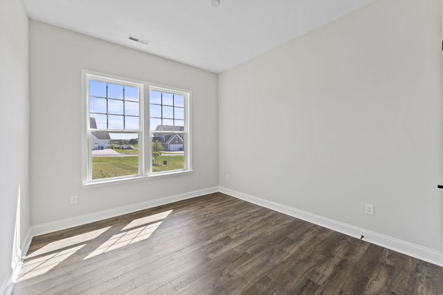 Spacious, unfurnished interior of a new home in Estates at Sugar Creek, Fort Mill (Image 15).