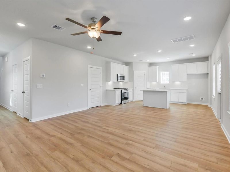 Spacious, unfurnished interior of a new home in Lakes at Black Oak, Magnolia (Image 17).