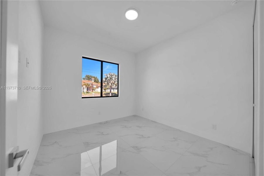 Spacious, unfurnished interior of a new home in , Cape Coral (Image 14).