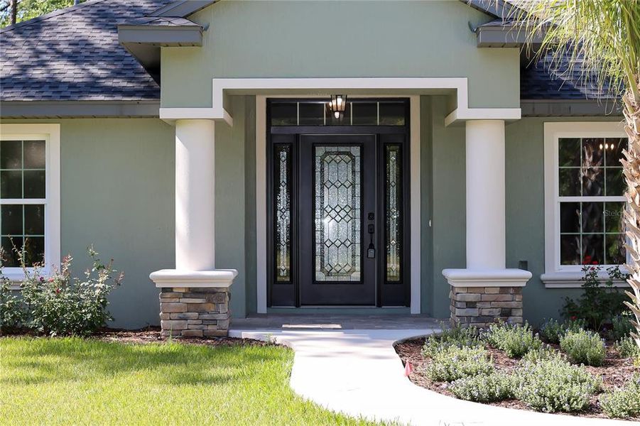 Exterior details and patio area of a home in , Dunnellon (Image 3).