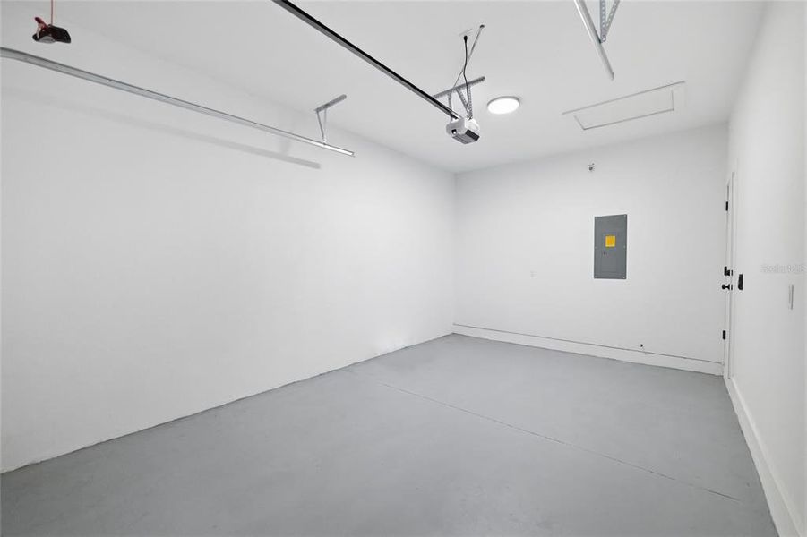 Spacious, unfurnished interior of a new home in , Dade City (Image 32).