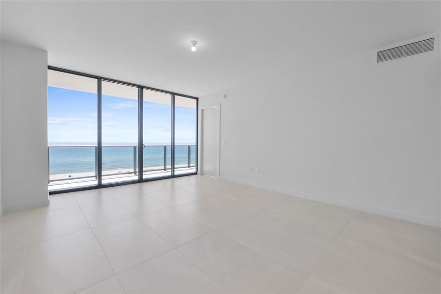 Spacious, unfurnished interior of a new home in Casamar, Pompano Beach (Image 30).