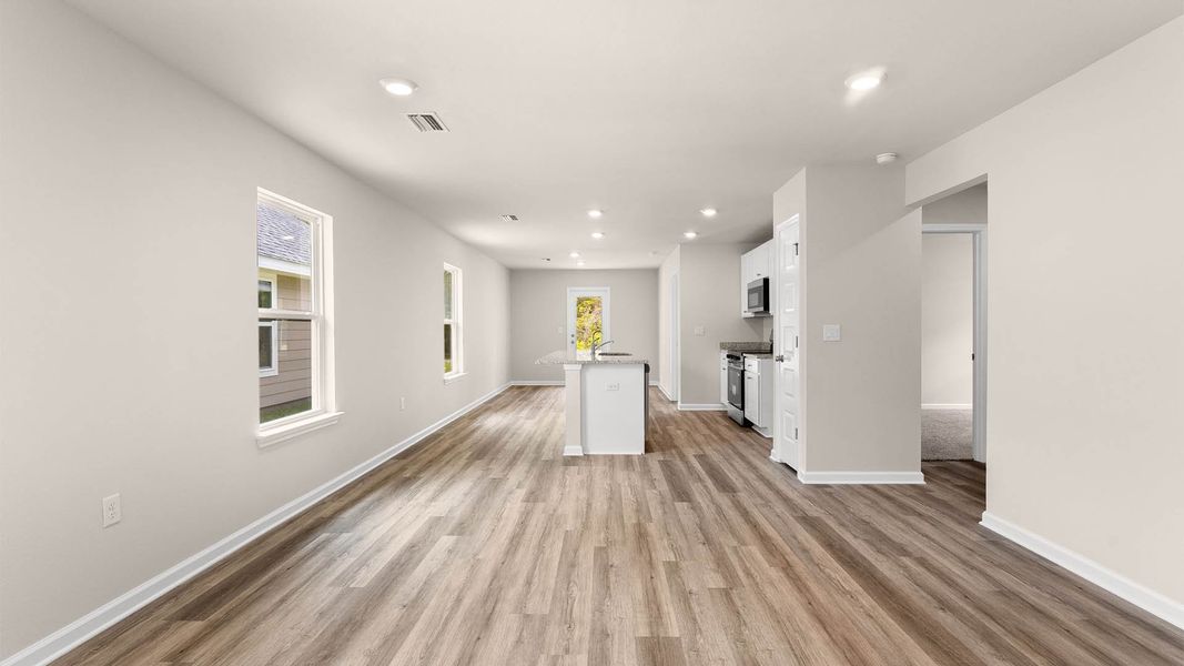 Spacious, unfurnished interior of a new home in Chateau Nemours, Port Saint Joe (Image 13).