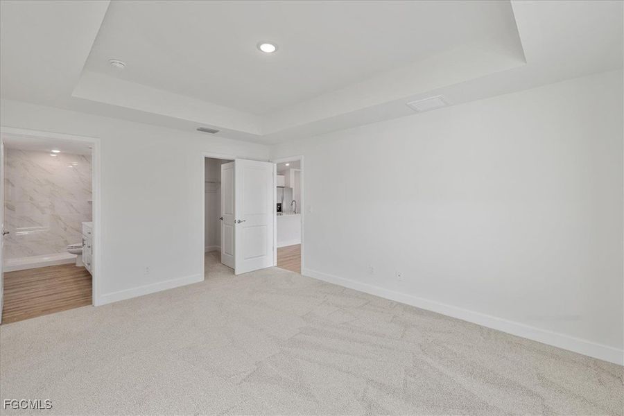 Spacious, unfurnished interior of a new home in Cape Coral, Cape Coral (Image 24).