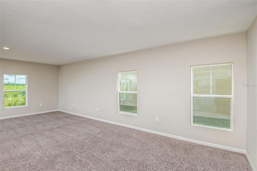 Spacious, unfurnished interior of a new home in Pasadena Ridge, Dade City (Image 10).