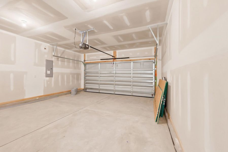 Spacious, unfurnished interior of a new home in Edgefield, Loris (Image 34).