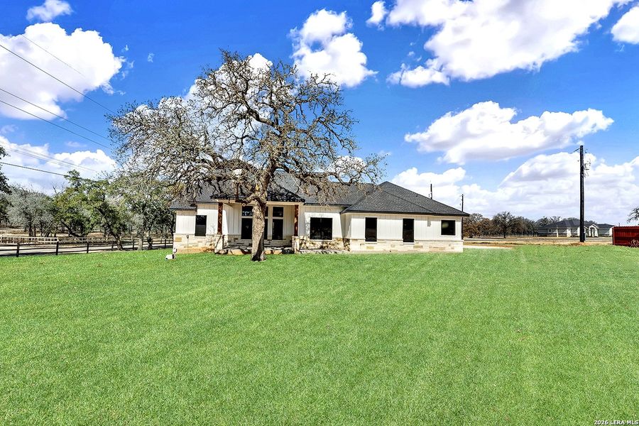 Exterior details and patio area of a home in , La Vernia (Image 28).