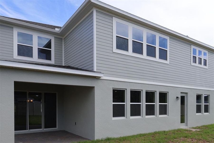 Exterior details and patio area of a home in Willow Run, Apopka (Image 8).