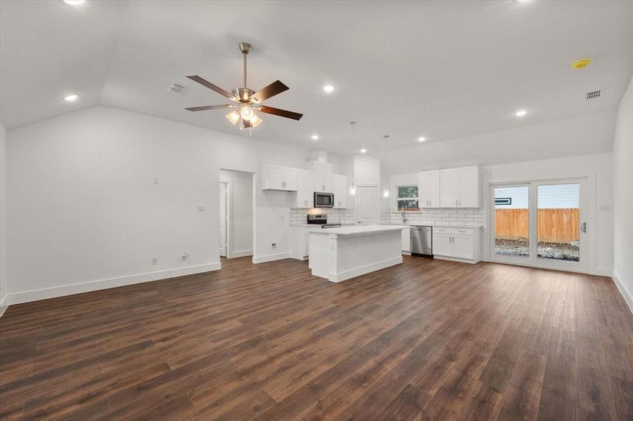 Spacious, unfurnished interior of a new home in , Kerens (Image 27).