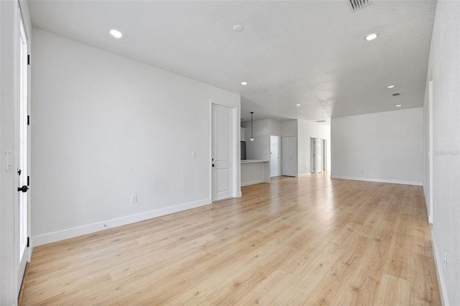 Spacious, unfurnished interior of a new home in , Tampa (Image 30).