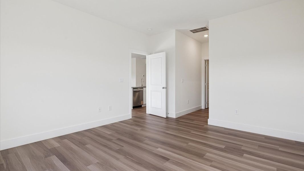 Spacious, unfurnished interior of a new home in Millstone Village, Morristown (Image 16).