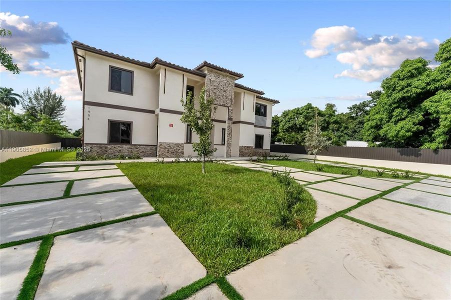Exterior details and patio area of a home in , Miami (Image 36).