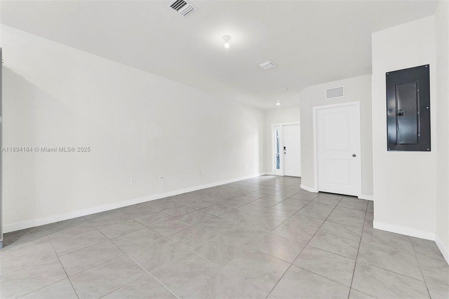 Spacious, unfurnished interior of a new home in , Florida City (Image 19).