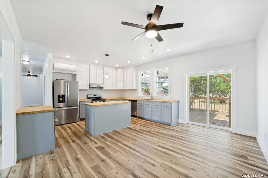 Furnished interior view inside a new home in , Bandera (Image 10).