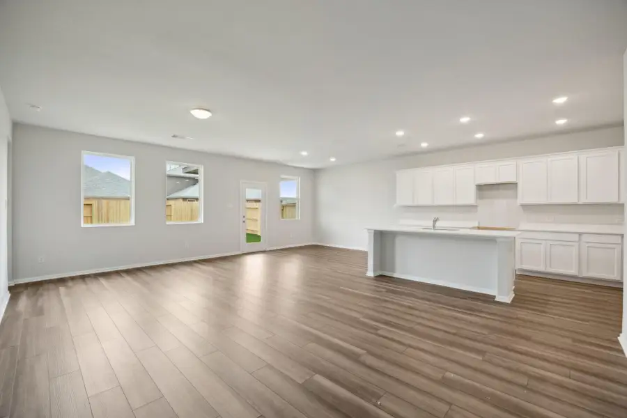 Spacious, unfurnished interior of a new home in Saint Tropez, Huffman (Image 10).