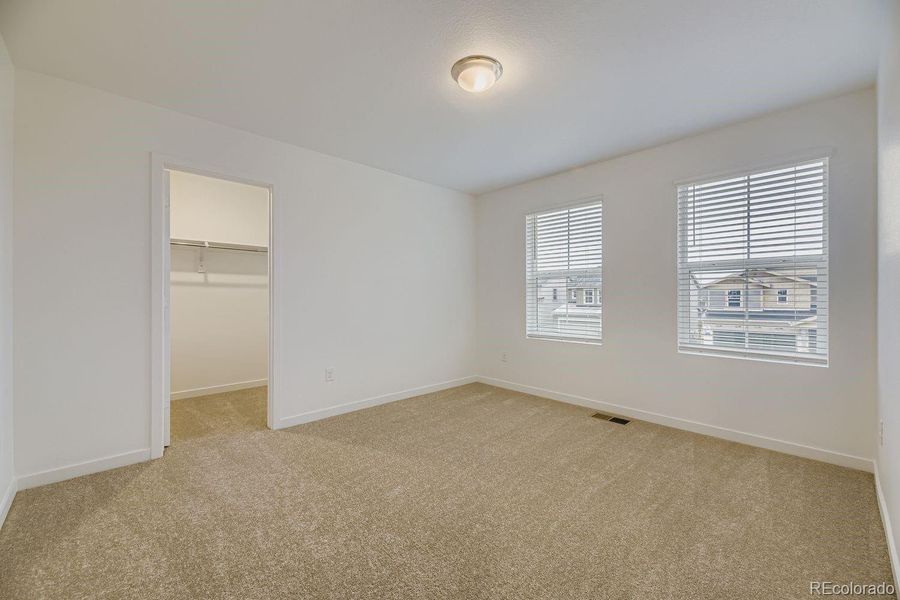 Spacious, unfurnished interior of a new home in Ken-Caryl Ranch, Littleton (Image 13).