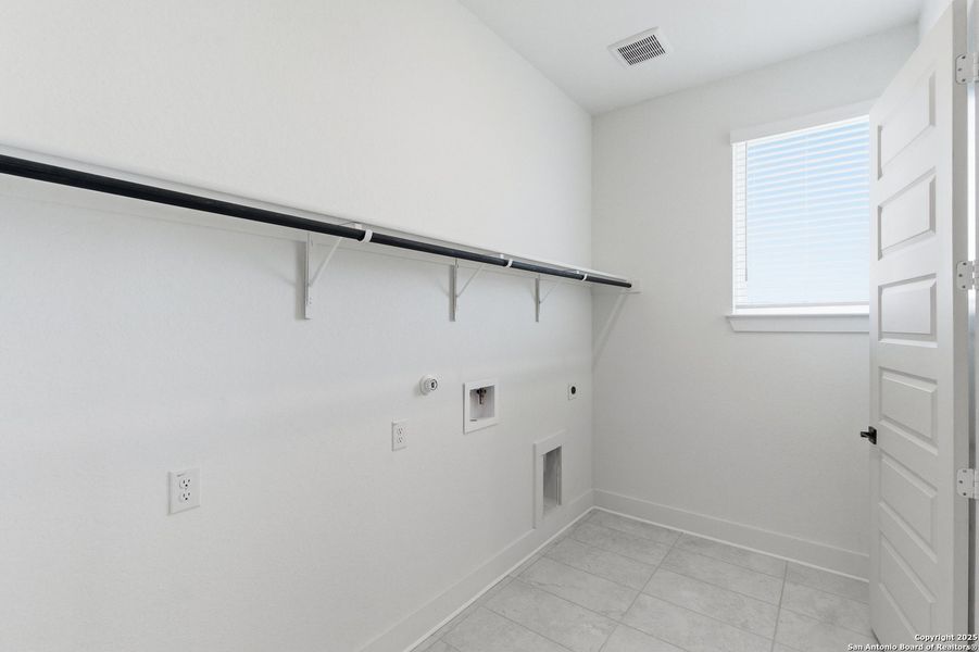 Spacious, unfurnished interior of a new home in Sienna Lakes, San Antonio (Image 34).