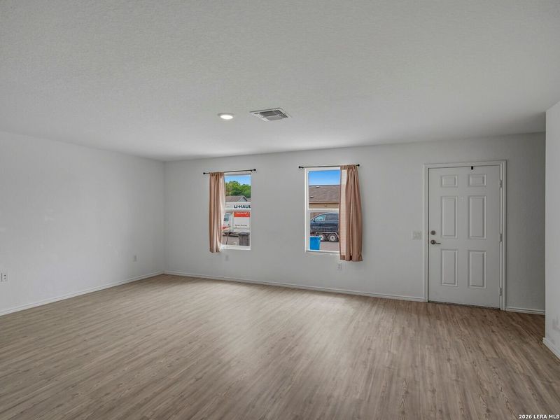 Spacious, unfurnished interior of a new home in Mission del Lago, San Antonio (Image 12).