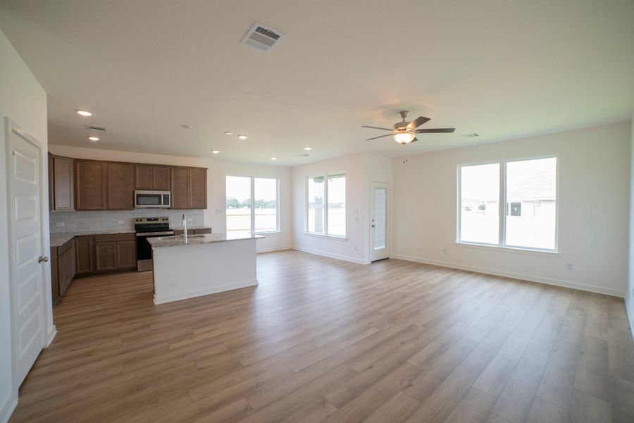 Spacious, unfurnished interior of a new home in Gourd Creek, Bryan (Image 5).