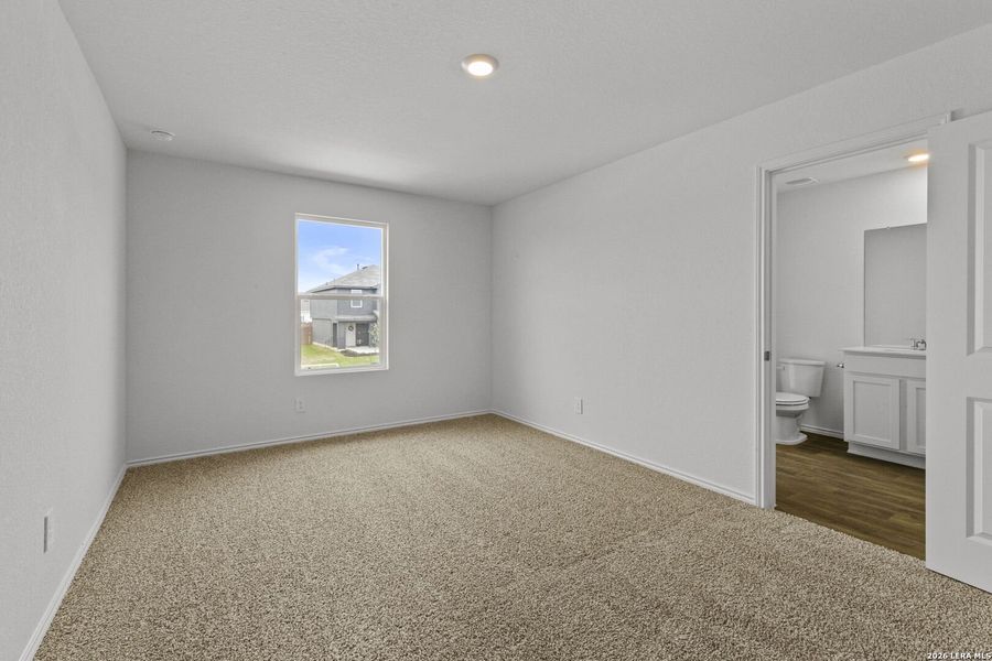 Spacious, unfurnished interior of a new home in Avenida, Converse (Image 34).