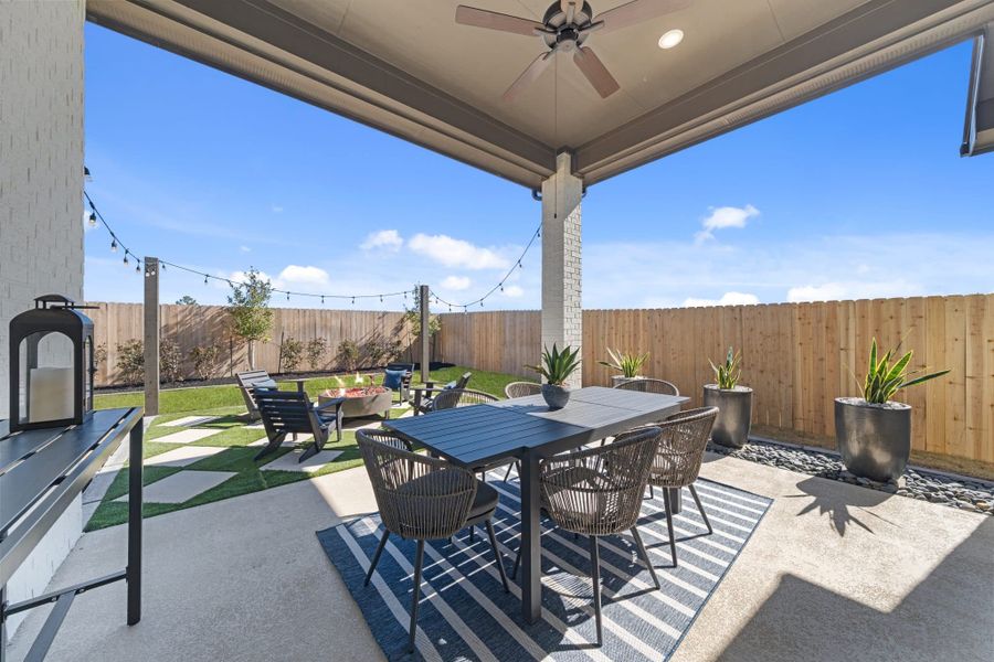 Exterior details and patio area of a home in Beacon Point, Texas City (Image 4).