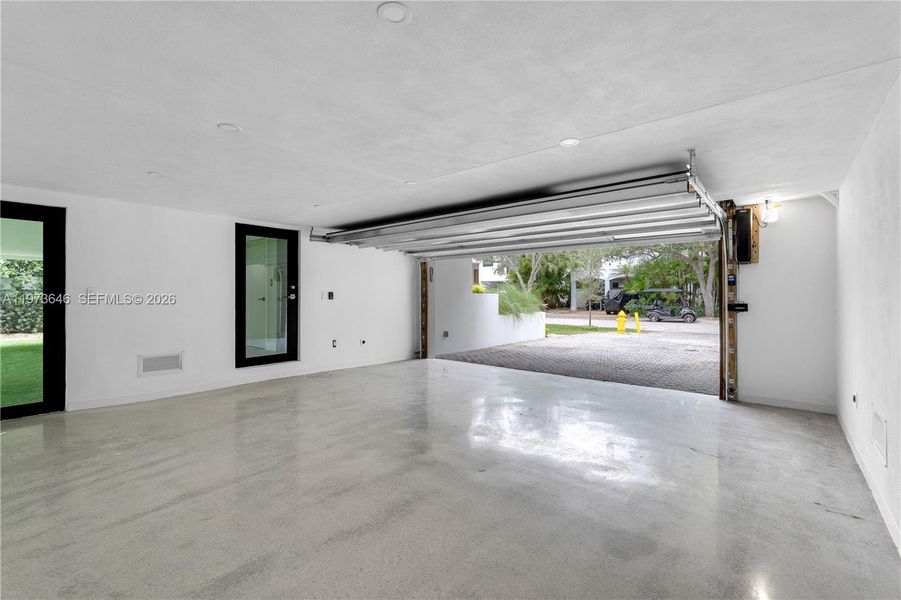 Spacious, unfurnished interior of a new home in , Key Biscayne (Image 25).