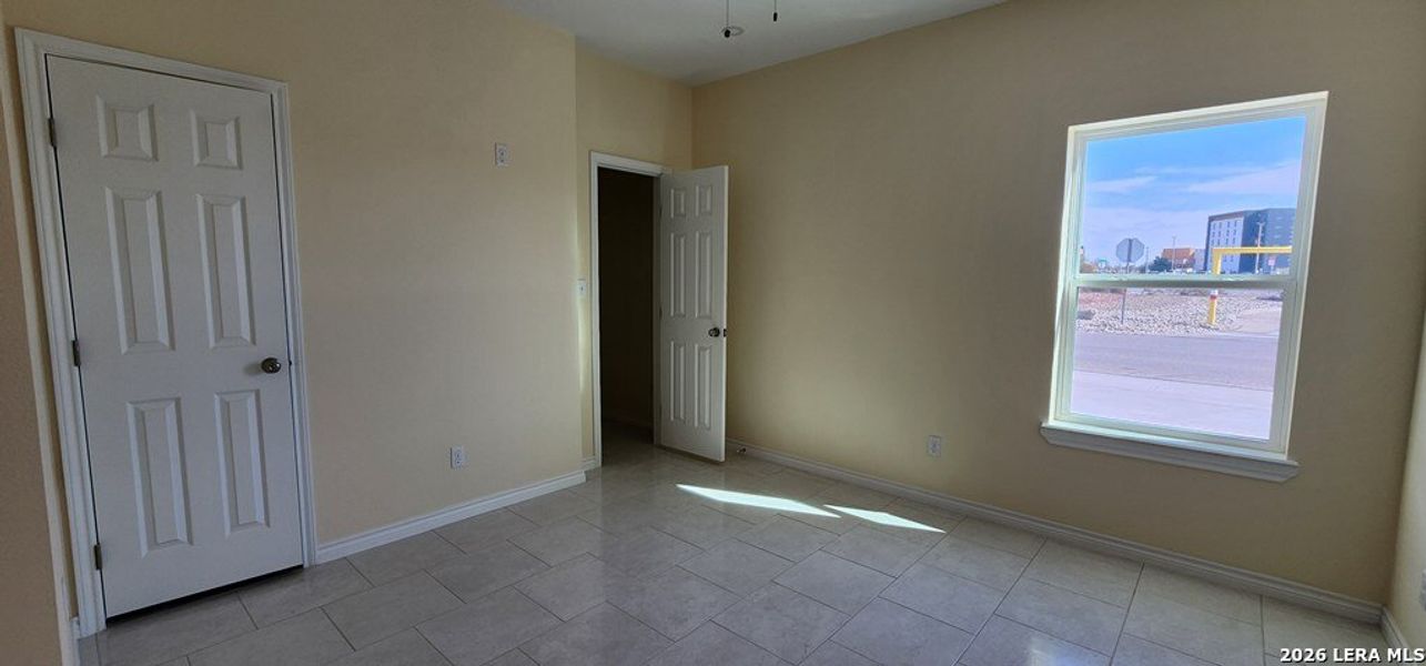 Spacious, unfurnished interior of a new home in , Eagle Pass (Image 4).