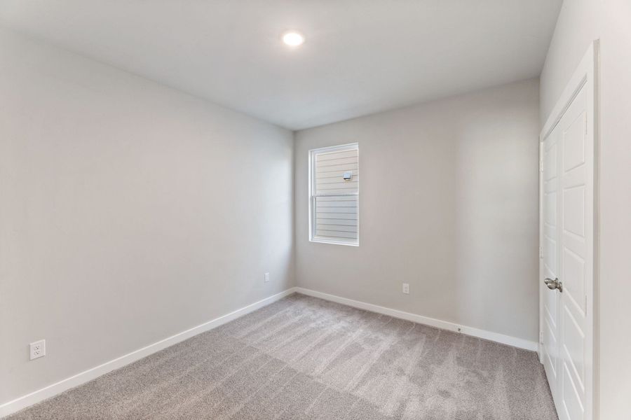 Spacious, unfurnished interior of a new home in Hunters Ranch, San Antonio (Image 21).